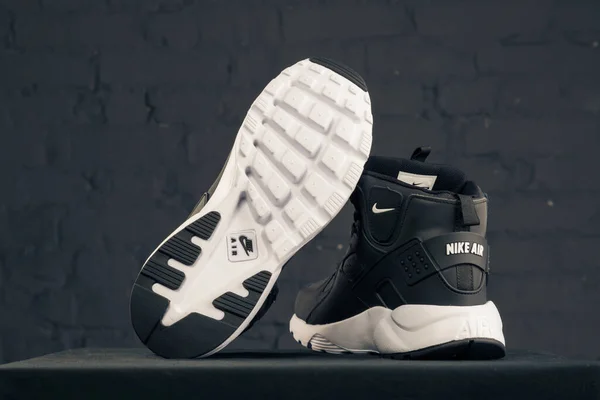 Νέα Όμορφα Πολύχρωμα Και Ωραία Παπούτσια Nike Huarache Τρέξιμο Sneakers — Φωτογραφία Αρχείου