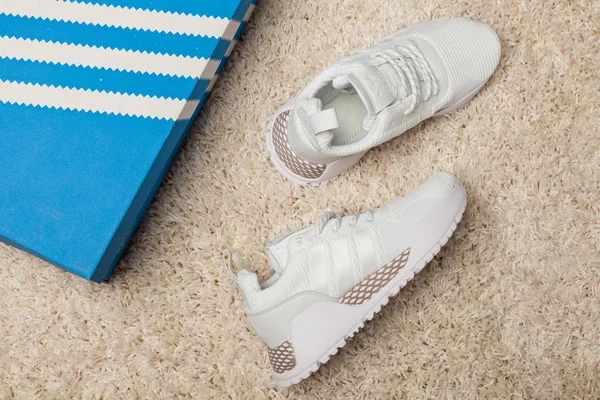 Nowe Piękne Kolorowe Ładne Buty Biegania Adidas Gucci Trampki Trenerki — Zdjęcie stockowe