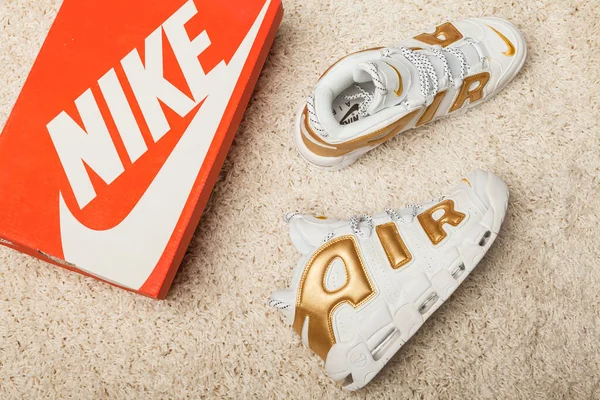 รองเท Nike Air Max นสดใสและสวยงามใหม รองเท าใบผ กสอนแสดงโลโก องแบรนด บนพ — ภาพถ่ายสต็อก