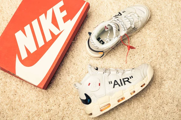 Yeni Güzel Renkli Güzel Nike Air Max Koşu Ayakkabıları Spor — Stok fotoğraf