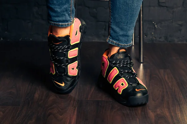 新的美丽的彩色和漂亮的耐克空气马克斯跑鞋 运动鞋 教练展示标志与品牌的抽象背景 运动和休闲鞋概念 乌克兰基辅 2018年8月21日 — 图库照片