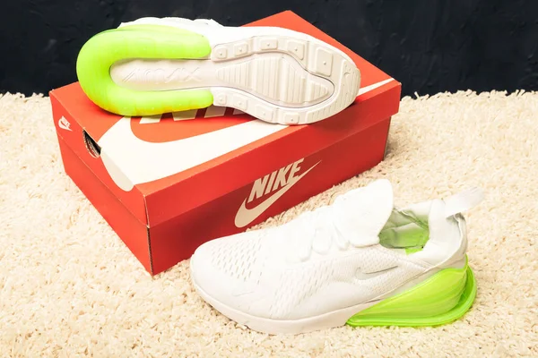 Nouveau Beau Coloré Agréable Chaussures Course Nike Air Max Baskets — Photo