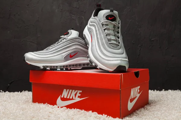 Yeni renkli ve güzel Nike Air Max koşu ayakkabıları, spor ayakkabıları, spor ayakkabıları soyut arka planda bir marka kutusu olan logoyu gösteren ayakkabılar. Spor ve günlük ayakkabı konsepti. Kyiv, Ukrayna-4 Ağustos 2018