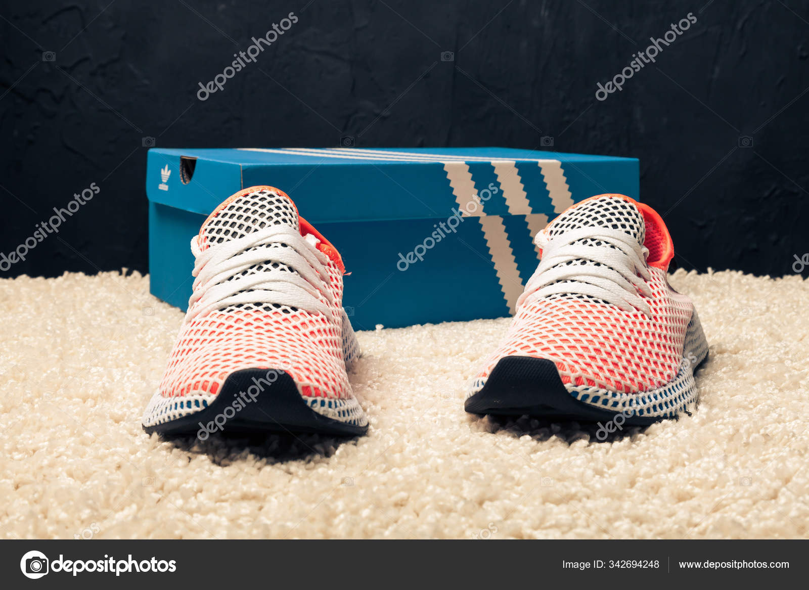 新的美丽的彩色和漂亮的adidas Iniki跑鞋运动鞋教练展示标志与一个抽象背景的品牌框运动和休闲鞋概念乌克兰基辅18年7月26日 图库社论照片 C
