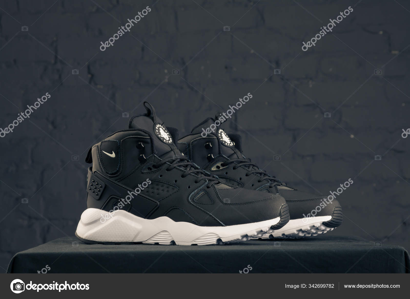 Hermoso Colorido Agradable Nike Huarache Zapatillas Correr Zapatillas Deporte — Foto editorial de stock © sozon #342699782