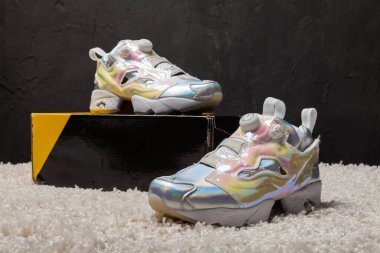 Yeni renkli ve güzel Reebok Instapump koşu ayakkabıları, spor ayakkabıları, spor ayakkabıları, spor ayakkabıları soyut arkaplanda marka kutusu olan logoyu gösteriyor. Spor ve günlük ayakkabı konsepti. Kyiv, Ukrayna-4 Nisan 2018