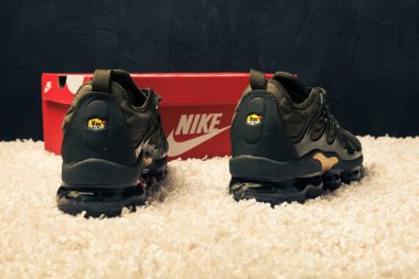 Yeni renkli ve güzel Nike Air Max koşu ayakkabıları, spor ayakkabıları, spor ayakkabıları soyut arka planda bir marka kutusu olan logoyu gösteren ayakkabılar. Spor ve günlük ayakkabı konsepti. Kyiv, Ukrayna-28 Nisan 2018