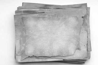 Eski kağıt çarşaf. Toz ve kirli lekelerle dolu boş bir arka plan. Eski ve antika sanat konsepti. Ayrıntılı yakın çekim stüdyo çekimi. Ön manzara. Ayarlanmış