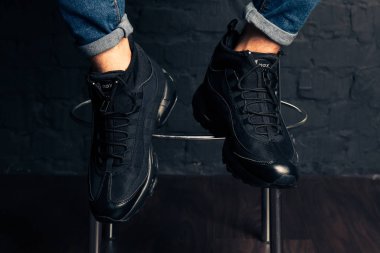 Yeni renkli ve güzel Nike Air Max koşu ayakkabıları, spor ayakkabıları, spor ayakkabıları soyut arka planda bir marka kutusu olan logoyu gösteren ayakkabılar. Spor ve günlük ayakkabı konsepti. Kyiv, Ukrayna-7 Ağustos 2018