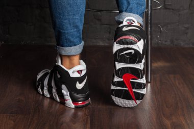 Yeni renkli ve güzel Nike Air Max koşu ayakkabıları, spor ayakkabıları, spor ayakkabıları soyut arka planda bir marka kutusu olan logoyu gösteren ayakkabılar. Spor ve günlük ayakkabı konsepti. Kyiv, Ukrayna-7 Ağustos 2018