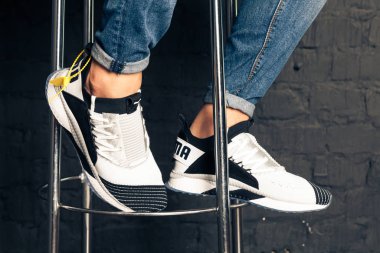 Yeni güzel renkli ve güzel Puma Ingnite koşu ayakkabıları, spor ayakkabıları, soyut arka planda bir marka kutusu olan logoyu gösteren spor ayakkabıları. Spor ve günlük ayakkabı konsepti. Kyiv, Ukrayna-4 Ağustos 2018