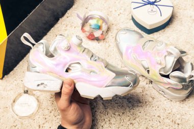 Yeni renkli ve güzel Nike Air Max koşu ayakkabıları, spor ayakkabıları, spor ayakkabıları soyut arka planda bir marka kutusu olan logoyu gösteren ayakkabılar. Spor ve günlük ayakkabı konsepti. Kyiv, Ukrayna-11 Nisan 2018