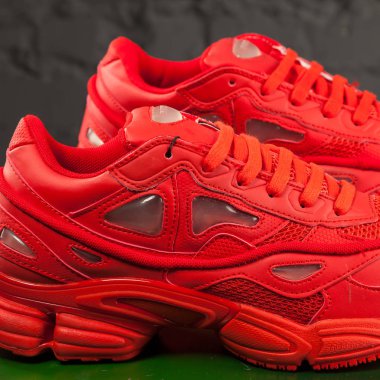 Yeni güzel renkli ve güzel Adidas koşu ayakkabıları, spor ayakkabıları, spor ayakkabıları soyut arka planda bir marka kutusu olan logo gösteriyor. Spor ve günlük ayakkabı konsepti. Kyiv, Ukrayna - 20 Ekim 2017