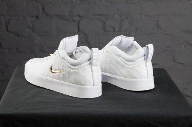 Yeni güzel renkli ve güzel Nike Air Max koşu ayakkabıları, spor ayakkabıları, spor ayakkabıları soyut arka planda bir marka kutusu olan logolar gösteriyor. Spor ve günlük ayakkabı konsepti. Kyiv, Ukrayna-9 Aralık 2017