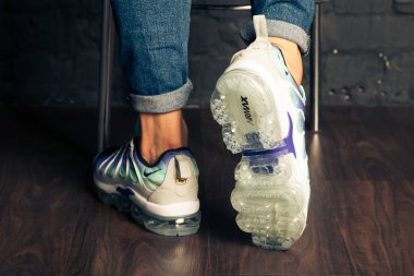 Yeni güzel renkli ve güzel Nike Air Max koşu ayakkabıları, spor ayakkabıları, spor ayakkabıları soyut arka planda bir marka kutusu olan logoyu gösteriyor. Spor ve günlük ayakkabı konsepti. Kyiv, Ukrayna-23 Ağustos 2018