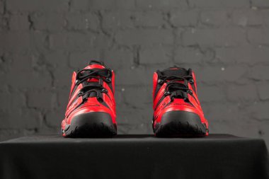 Yeni güzel renkli ve güzel Nike Air Max koşu ayakkabıları, spor ayakkabıları, spor ayakkabıları soyut arka planda bir marka kutusu olan logolar gösteriyor. Spor ve günlük ayakkabı konsepti. Kyiv, Ukrayna-8 Kasım 2017