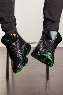 Renkli ve güzel Jordan Air Max koşu ayakkabıları, spor ayakkabıları, spor ayakkabıları, spor ayakkabıları soyut arka planda bir marka kutusu olan logo gösteriyor. Spor ve günlük ayakkabı konsepti. Kyiv, Ukrayna - 13 Eylül 2018