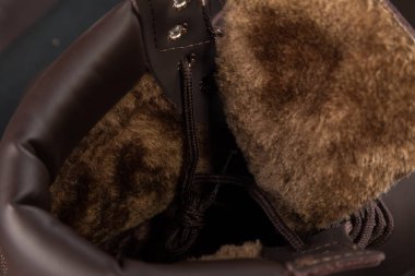 Yeni güzel renkli ve güzel Timberland izleme ayakkabıları, spor ayakkabıları, spor ayakkabıları soyut arka planda bir marka kutusu olan logoyu gösteriyor. Spor ve günlük ayakkabı konsepti. Kyiv, Ukrayna - 26 Ekim 2017