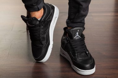 Renkli ve güzel Jordan Air Max koşu ayakkabıları, spor ayakkabıları, spor ayakkabıları, spor ayakkabıları soyut arka planda bir marka kutusu olan logo gösteriyor. Spor ve günlük ayakkabı konsepti. Kyiv, Ukrayna - 13 Eylül 2018