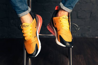Yeni güzel renkli ve güzel Nike Air Max koşu ayakkabıları, spor ayakkabıları, spor ayakkabıları soyut arka planda bir marka kutusu olan logoyu gösteriyor. Spor ve günlük ayakkabı konsepti. Kyiv, Ukrayna-26 Ağustos 2018