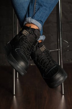 Yeni güzel renkli ve güzel Nike Air Max koşu ayakkabıları, spor ayakkabıları, spor ayakkabıları soyut arka planda bir marka kutusu olan logoyu gösteriyor. Spor ve günlük ayakkabı konsepti. Kyiv, Ukrayna-26 Ağustos 2018