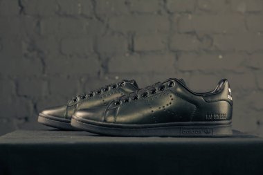 Yeni güzel renkli ve güzel Adidas Runsom koşu ayakkabıları, spor ayakkabıları, spor ayakkabıları soyut arka planda bir marka kutusu olan logoyu gösteriyor. Spor ve günlük ayakkabı konsepti. Kyiv, Ukrayna-8 Kasım 2017