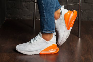 Yeni güzel renkli ve güzel Nike Air Max koşu ayakkabıları, spor ayakkabıları, spor ayakkabıları soyut arka planda bir marka kutusu olan logoyu gösteriyor. Spor ve günlük ayakkabı konsepti. Kyiv, Ukrayna-21 Ağustos 2018