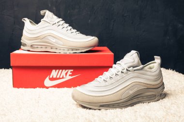 Yeni renkli ve güzel Nike Air Max koşu ayakkabıları, spor ayakkabıları, spor ayakkabıları, spor ayakkabıları soyut arka planda marka kutusu olan logoyu gösteriyor. Spor ve günlük ayakkabı konsepti. Kyiv, Ukrayna - 23 Şubat 2018