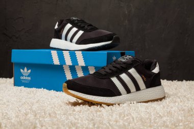 Yeni renkli ve güzel Adidas Iniki koşu ayakkabıları, spor ayakkabıları, spor ayakkabıları, soyut arka planda bir marka kutusu olan logoyu gösteren spor ayakkabıları. Spor ve günlük ayakkabı konsepti. Kyiv, Ukrayna - 5 Mayıs 2018