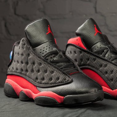 Yeni güzel renkli ve güzel Nike Air Max koşu ayakkabıları, spor ayakkabıları, spor ayakkabıları soyut arka planda bir marka kutusu olan logolar gösteriyor. Spor ve günlük ayakkabı konsepti. Kyiv, Ukrayna - 23 Ekim 2017