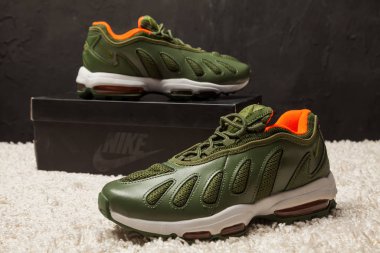 Yeni güzel renkli ve güzel Nike Air Max koşu ayakkabıları, spor ayakkabıları, spor ayakkabıları soyut arka planda bir marka kutusu olan logoyu gösteriyor. Spor ve günlük ayakkabı konsepti. Kyiv, Ukrayna-7 Mart 2018