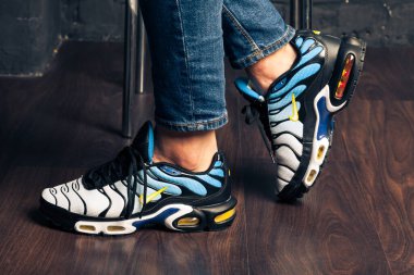 Yeni renkli ve güzel Nike Air Max koşu ayakkabıları, spor ayakkabıları, spor ayakkabıları soyut arka planda bir marka kutusu olan logoyu gösteren ayakkabılar. Spor ve günlük ayakkabı konsepti. Kyiv, Ukrayna - 26 Temmuz 2018