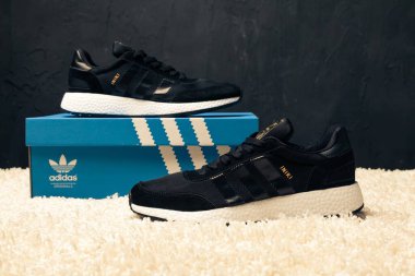 Yeni renkli ve güzel Adidas Iniki koşu ayakkabıları, spor ayakkabıları, spor ayakkabıları, soyut arka planda bir marka kutusu olan logoyu gösteren spor ayakkabıları. Spor ve günlük ayakkabı konsepti. Kyiv, Ukrayna - 5 Mayıs 2018