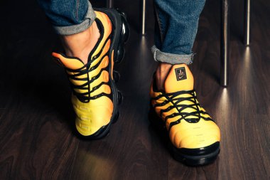 Yeni güzel renkli ve güzel Nike Air Max koşu ayakkabıları, spor ayakkabıları, spor ayakkabıları soyut arka planda bir marka kutusu olan logoyu gösteriyor. Spor ve günlük ayakkabı konsepti. Kyiv, Ukrayna-29 Ağustos 2018
