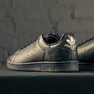 Yeni güzel renkli ve güzel Adidas Runsom koşu ayakkabıları, spor ayakkabıları, spor ayakkabıları soyut arka planda bir marka kutusu olan logoyu gösteriyor. Spor ve günlük ayakkabı konsepti. Kyiv, Ukrayna-8 Kasım 2017