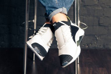 Yeni güzel renkli ve güzel Puma Ingnite koşu ayakkabıları, spor ayakkabıları, soyut arka planda bir marka kutusu olan logoyu gösteren spor ayakkabıları. Spor ve günlük ayakkabı konsepti. Kyiv, Ukrayna-4 Ağustos 2018