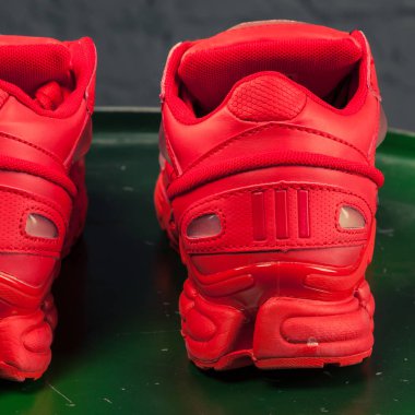 Yeni güzel renkli ve güzel Adidas koşu ayakkabıları, spor ayakkabıları, spor ayakkabıları soyut arka planda bir marka kutusu olan logo gösteriyor. Spor ve günlük ayakkabı konsepti. Kyiv, Ukrayna - 20 Ekim 2017