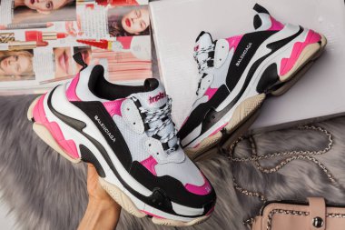 Yeni güzel renkli ve güzel Balenciaga koşu ayakkabıları, spor ayakkabıları, spor ayakkabıları soyut arka planda bir marka kutusu olan logolar gösteriyor. Spor ve günlük ayakkabı konsepti. Kyiv, Ukrayna - 16 Eylül 2018