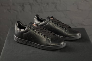 Yeni güzel renkli ve güzel Adidas Runsom koşu ayakkabıları, spor ayakkabıları, spor ayakkabıları soyut arka planda bir marka kutusu olan logoyu gösteriyor. Spor ve günlük ayakkabı konsepti. Kyiv, Ukrayna-8 Kasım 2017