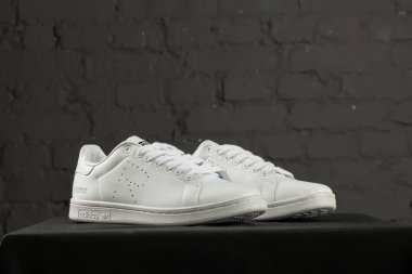 Yeni güzel renkli ve güzel Adidas Runsom koşu ayakkabıları, spor ayakkabıları, spor ayakkabıları soyut arka planda bir marka kutusu olan logoyu gösteriyor. Spor ve günlük ayakkabı konsepti. Kyiv, Ukrayna-8 Kasım 2017