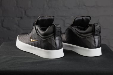 Yeni güzel renkli ve güzel Nike Air Max koşu ayakkabıları, spor ayakkabıları, spor ayakkabıları soyut arka planda bir marka kutusu olan logolar gösteriyor. Spor ve günlük ayakkabı konsepti. Kyiv, Ukrayna-9 Aralık 2017