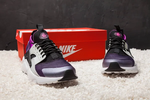 Новые Красивые Красочные Симпатичные Кроссовки Nike Huarache Обувь Тренажеры Логотип — стоковое фото