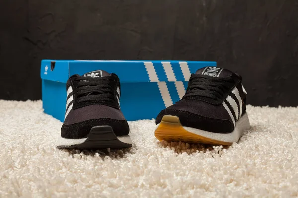 新的美丽的彩色和漂亮的Adidas Iniki跑鞋 运动鞋 教练展示标志与一个抽象背景的品牌框 运动和休闲鞋概念 乌克兰基辅 2018年5月5日 — 图库照片