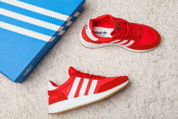 Nuevo Hermoso Colorido Agradable Adidas Iniki Zapatillas Correr Zapatillas Deporte —  Fotos de Stock