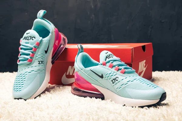 Yeni Renkli Güzel Nike Air Max Koşu Ayakkabıları Spor Ayakkabıları — Stok fotoğraf