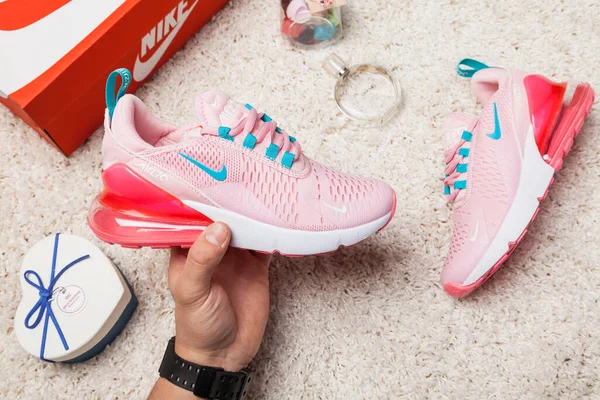 Yeni Güzel Renkli Güzel Nike Air Max Koşu Ayakkabıları Spor — Stok fotoğraf