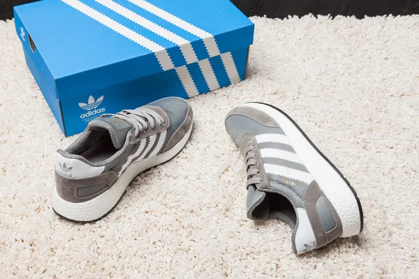 Novos Belos Coloridos Adidas Iniki Tênis Corrida Tênis Treinadores Mostrando — Fotografia de Stock