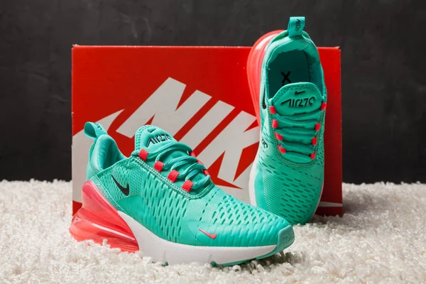 Yeni Güzel Renkli Güzel Nike Air Max Koşu Ayakkabıları Spor — Stok fotoğraf