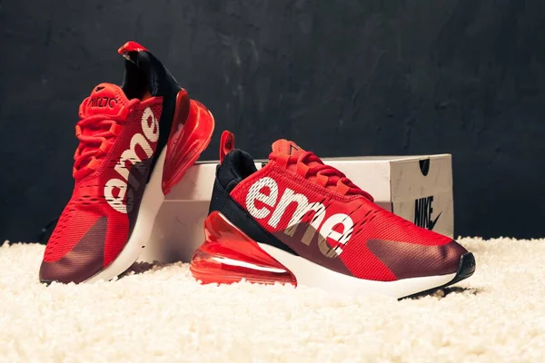 Gyönyörű Színes Szép Nike Air Max Futócipő Tornacipő Tréner Mutatja — Stock Fotó