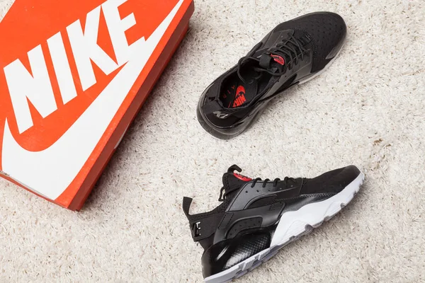 Gyönyörű Színes Szép Nike Huarache Futócipő Tornacipő Tréner Mutatja Logó — Stock Fotó